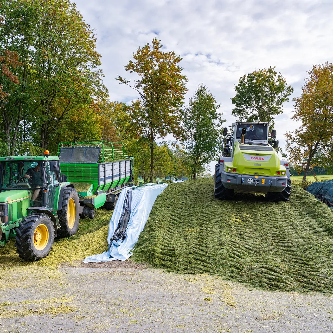 stollhof-deining-beim-silieren claas-radlader-mit-john-deere