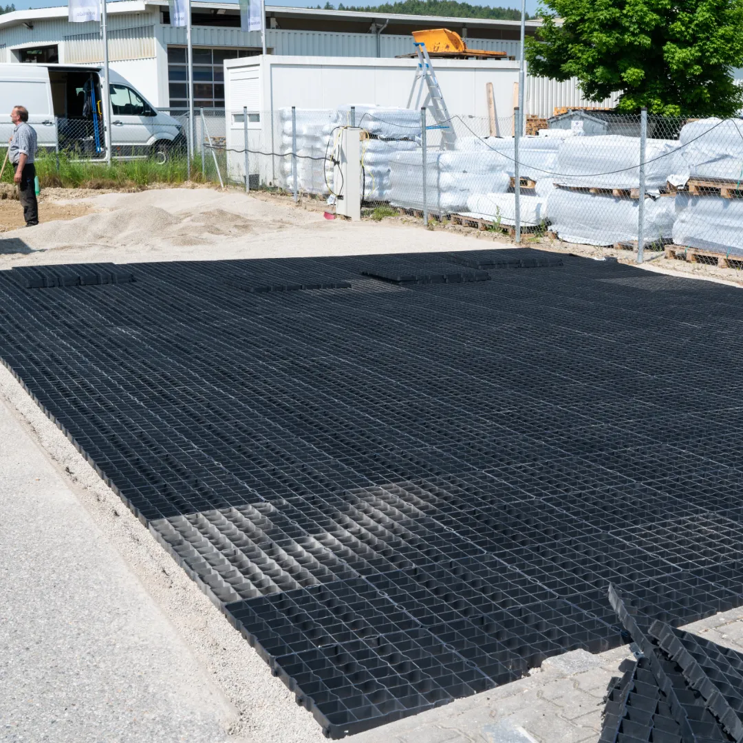 kieswabe-beim-verlegen paddockplatten-zur-parkplatzbefestigung