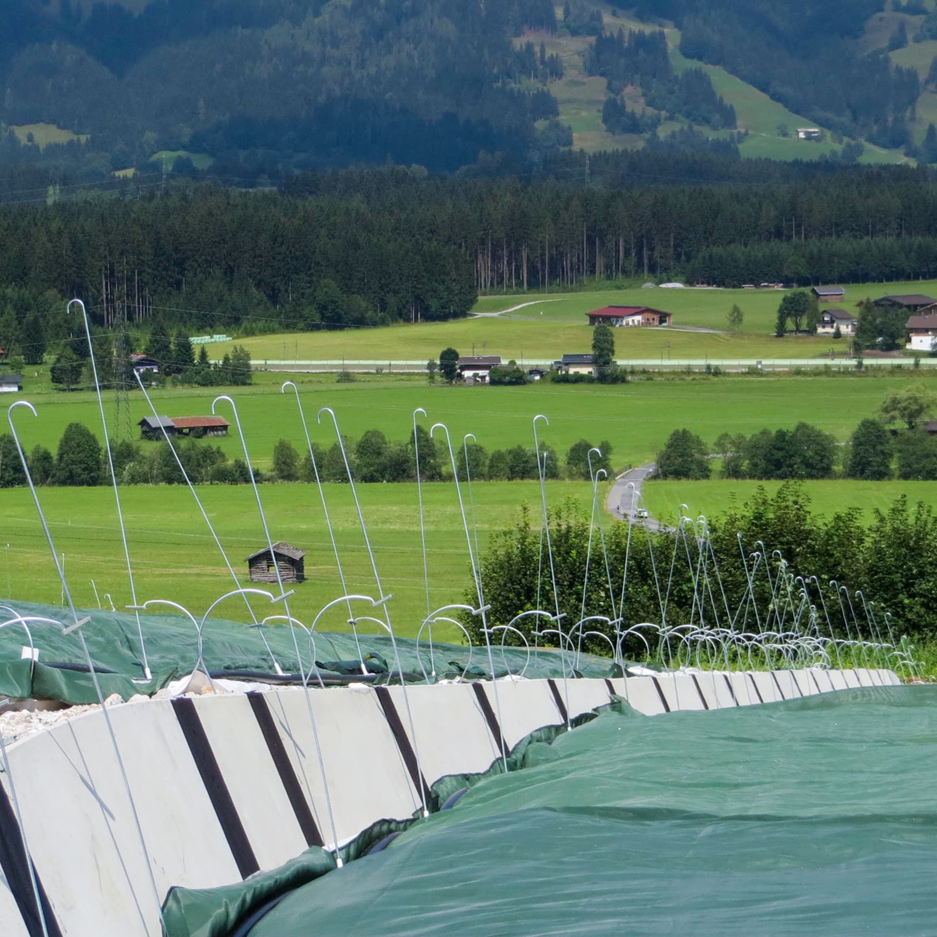 Fahrsilo mit Wald SiloClip auf Fahrsilo montiert