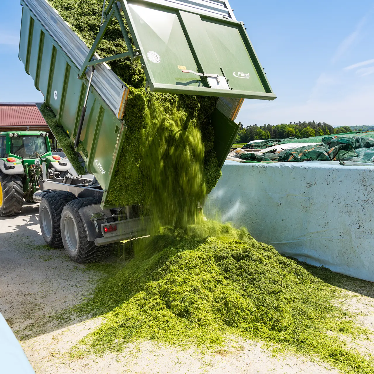 fliegl-mulde-beim-abkippen blaue-wandfolie